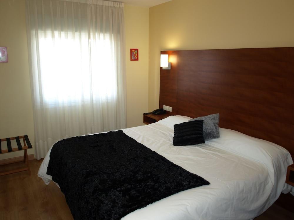 Pension Viella Asturias Oviede Extérieur photo
